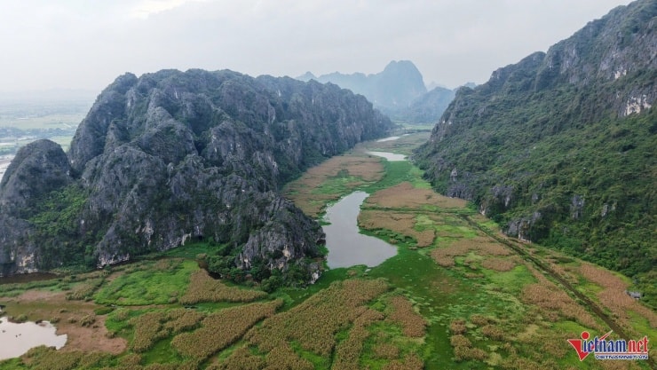 Núi Mèo Cào nằm độc lập như một hòn đảo giữa vùng nước ngập mênh mông