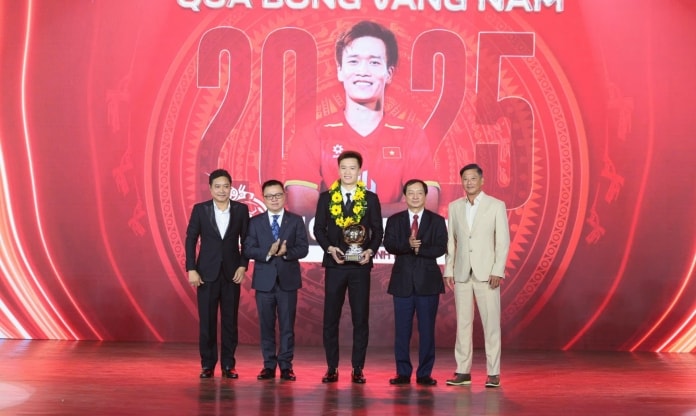 Nguyễn Hoàng Đức nhận danh hiệu Quả bóng Vàng Việt Nam lần thứ 3