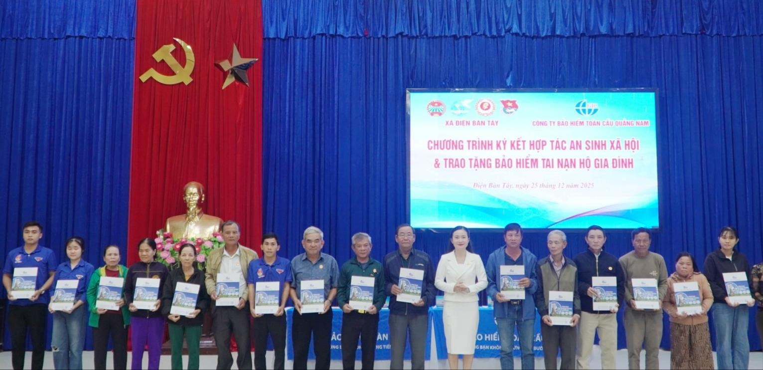 Un représentant de la compagnie d'assurance Quang Nam Global Insurance Company présente une assurance accident aux habitants de la commune de Tay Dien (1).jpg