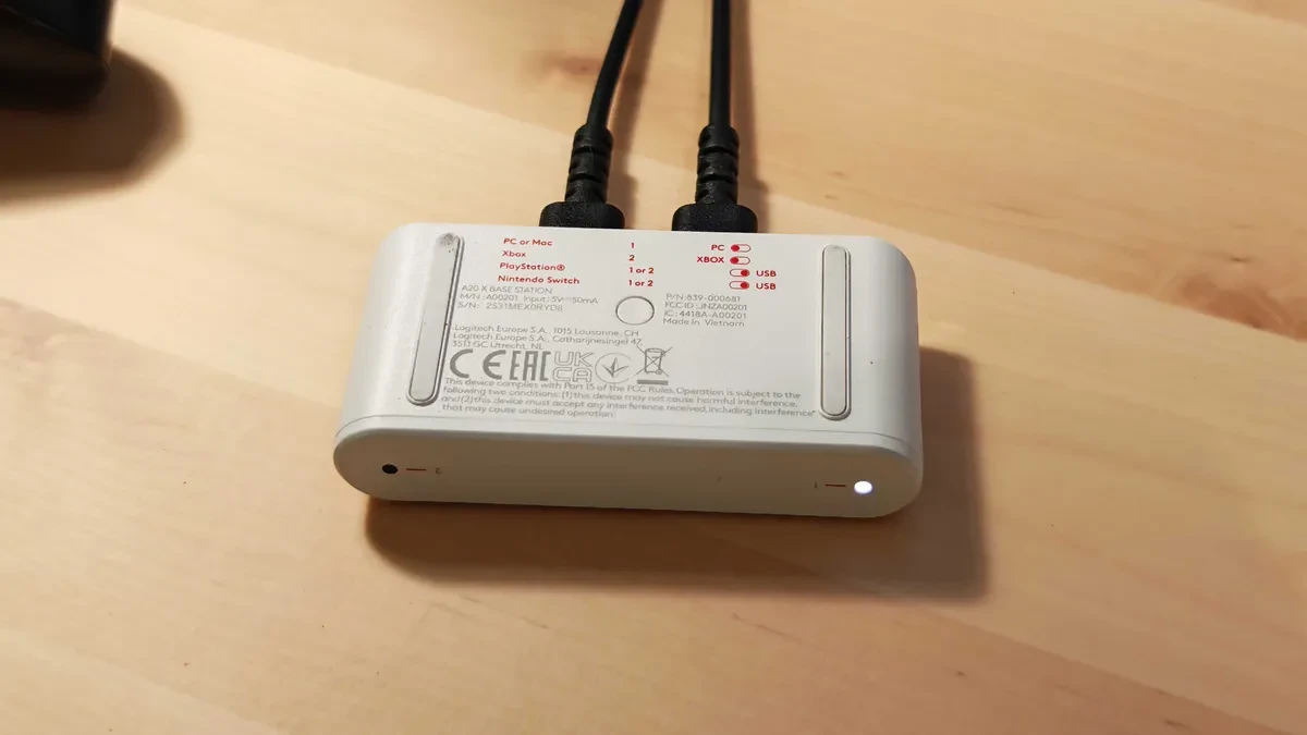 Cận cảnh các cổng kết nối USB Type-C và công tắc gạt trên đế cắm Playsync của Astro A20 X