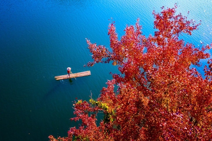 Hồ Bản Viết được ví như một tấm gương xanh giữa ngút ngàn núi non Cao Bằng.