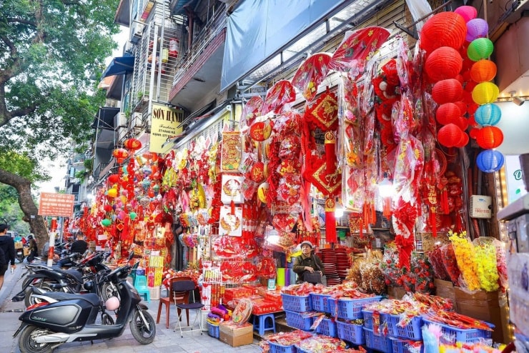 Những cây thông được dỡ xuống, nhường chỗ cho câu đối đỏ và đèn lồng truyền thống trên phố Hàng Mã.