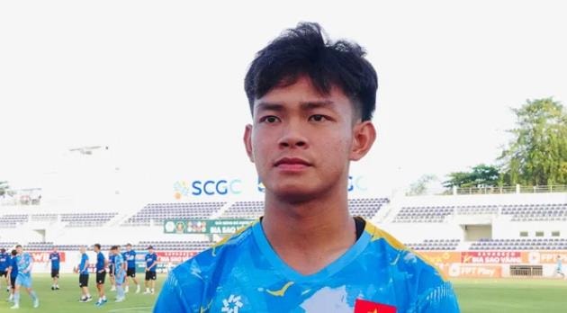 Tiền đạo Bùi Vĩ Hào nỗ lực tập luyện sau chấn thương.