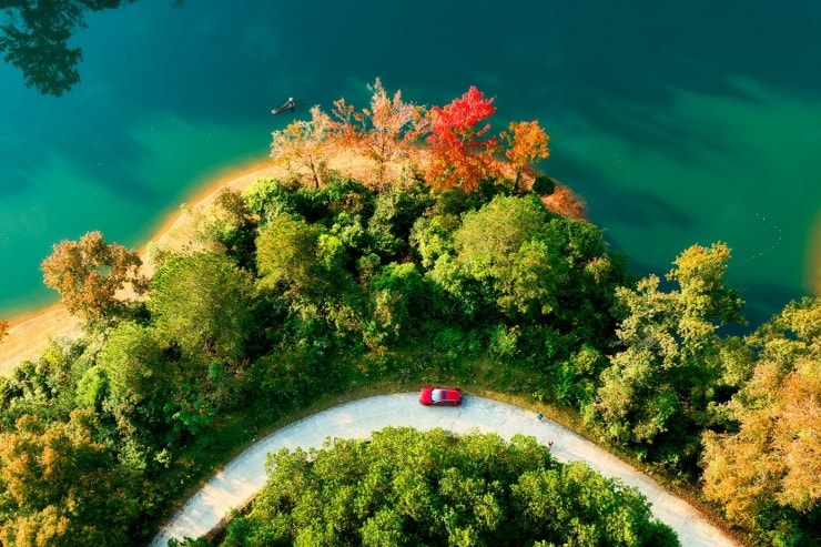 Du khách được đắm chìm trong khung cảnh giao thoa giữa đất trời và núi non hùng vĩ.