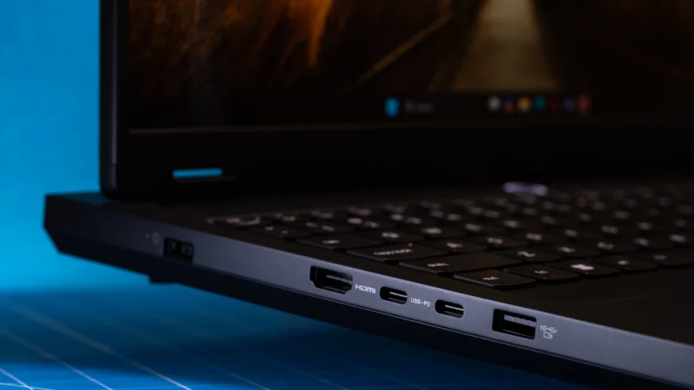 Cổng USB Type-C và HDMI bên cạnh trái của Lenovo Legion Pro 5 Gen 10