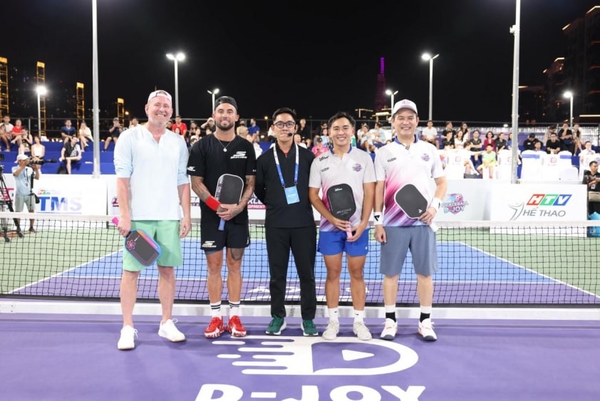 Vận động viên tập luyện pickleball