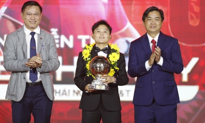 Tiền vệ Nguyễn Thị Bích Thùy phát biểu tại buổi lễ trao giải Quả bóng Vàng.