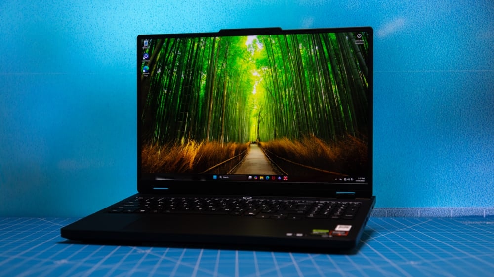 Thiết kế mặt sau của Lenovo Legion Pro 5 Gen 10 với hệ thống tản nhiệt hầm hố