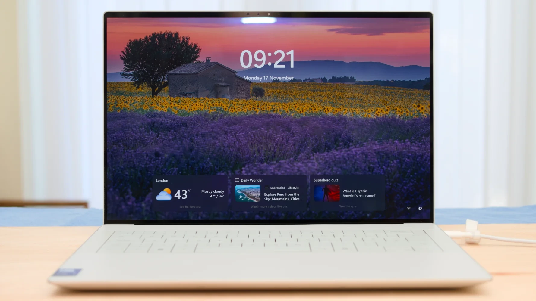 Kiểm tra độ sáng và màu sắc màn hình OLED trên Dell XPS 14