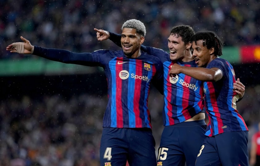 Các cầu thủ Barcelona trong một buổi tập huấn