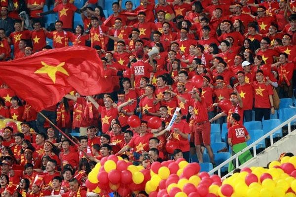 Cổ động viên bóng đá Việt Nam trên khán đài sân vận động Mỹ Đình cổ vũ cho đội tuyển quốc gia