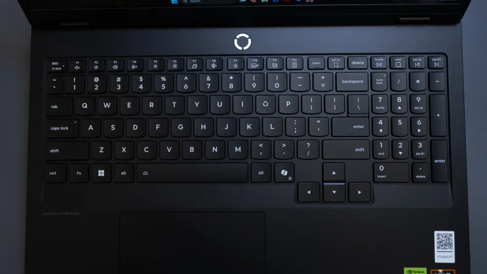 Cận cảnh bàn phím và touchpad của Lenovo Legion Pro 5 Gen 10