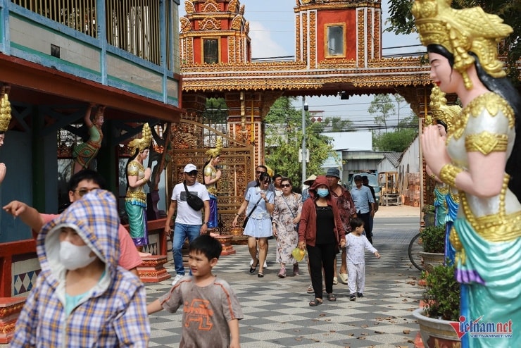Đông đảo du khách ghé thăm, chiêm ngưỡng ngôi chùa