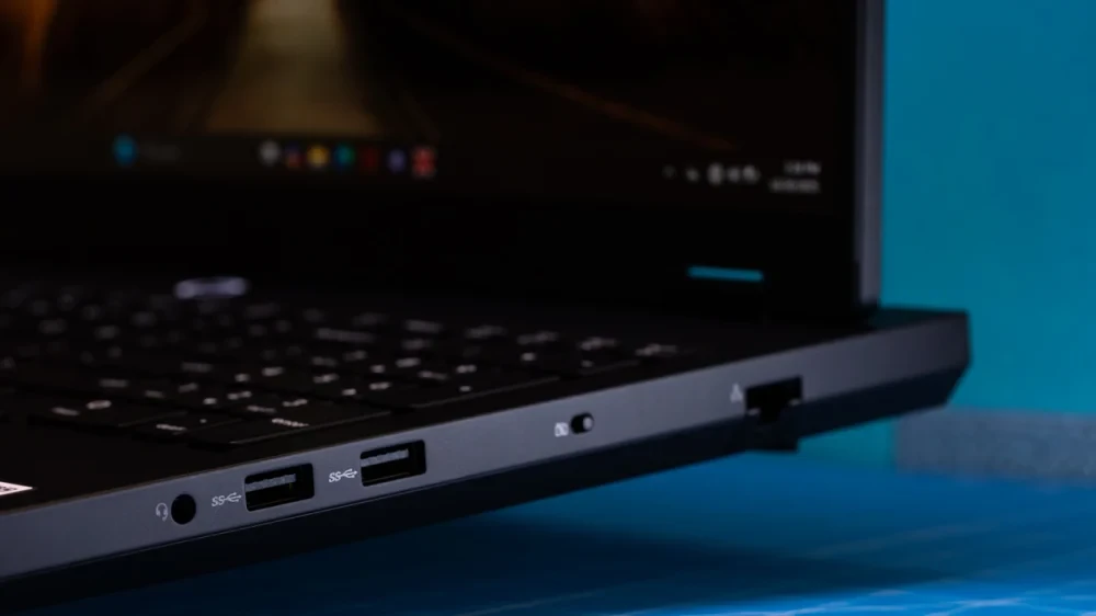 Các cổng kết nối bên cạnh phải của Lenovo Legion Pro 5 Gen 10