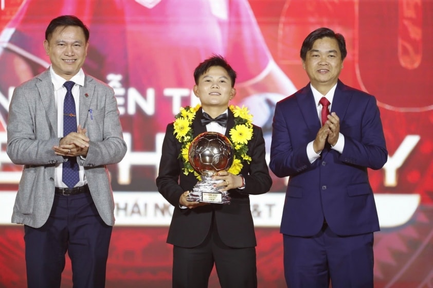 Nguyễn Thị Bích Thùy rạng rỡ nhận danh hiệu Quả bóng Vàng nữ Việt Nam 2025.