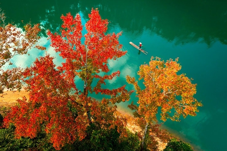 Hồ nước nhân tạo rộng 5 ha với 4 nhánh nhỏ, nằm ẩn sâu giữa rừng núi.