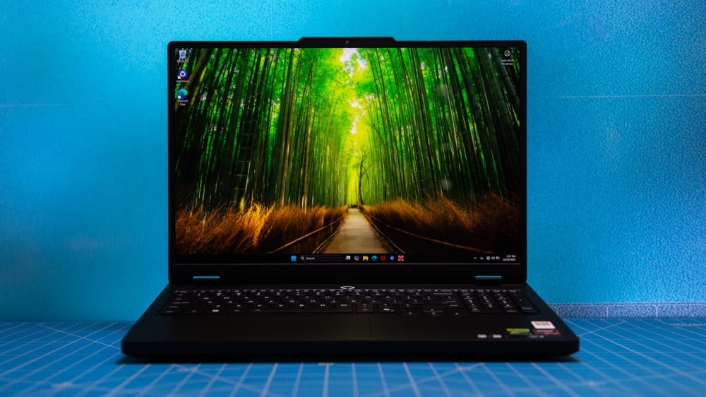 Màn hình OLED 16 inch trên Lenovo Legion Pro 5 Gen 10 hiển thị màu sắc rực rỡ