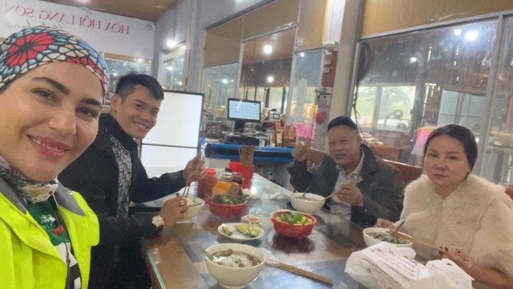 Eskandari ăn cùng người dân địa phương.