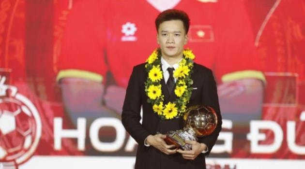 Nguyễn Hoàng Đức nhận danh hiệu Quả bóng Vàng Việt Nam 2025.