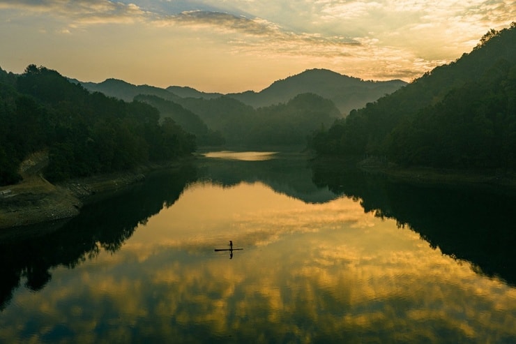 Mặt nước liên tục đổi màu khi phản chiếu hình ảnh bầu trời vào nhiều khung giờ trong ngày.