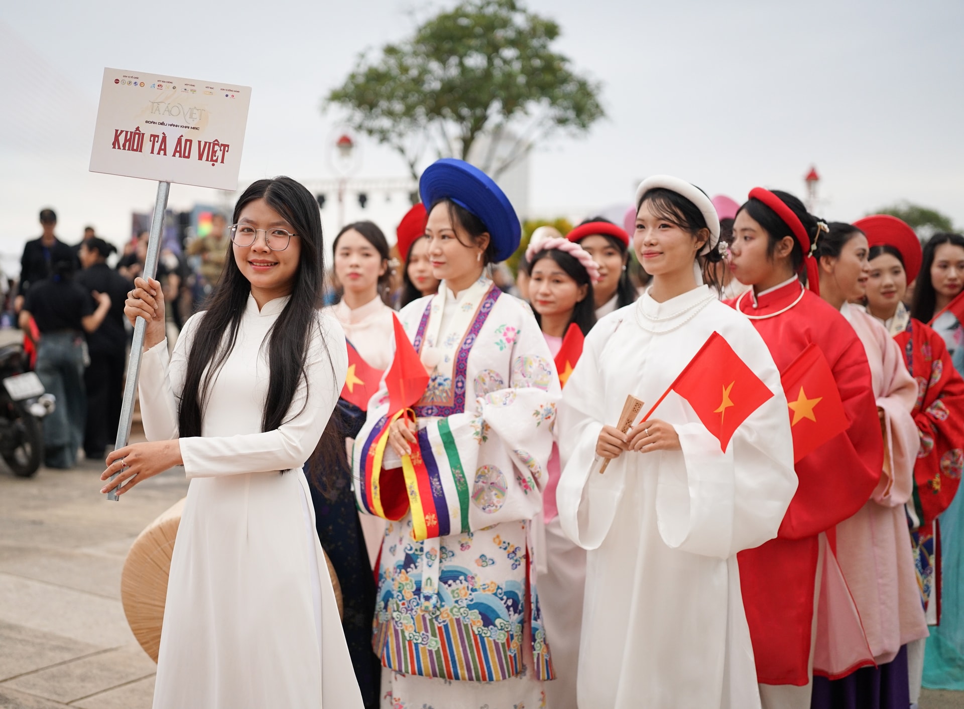 Eine Parade traditioneller vietnamesischer Kleidung (áo dài) in der Fußgängerzone Bach Dang. Foto: Xuan