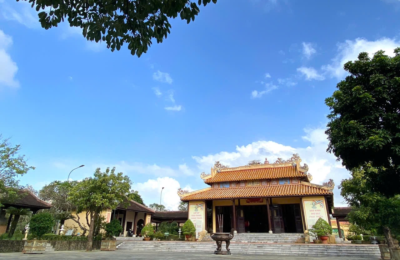 Khuôn viên di tích quốc gia Nhà thờ tiền hiền làng An Hải và Thoại Ngọc Hầu ở phía hữu ngạn sông Hàn (ẢNH: H.X.H)
