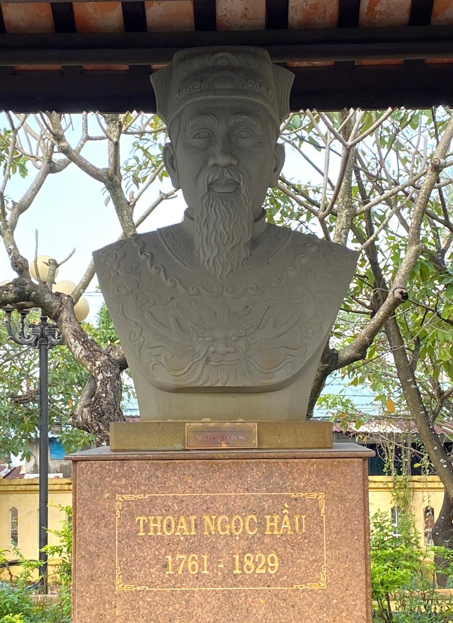 Tượng cụ Thoại Ngọc Hầu trong khuôn viên Nhà thờ tiền hiền làng An Hải và Thoại Ngọc Hầu (ẢNH: H.X.H)