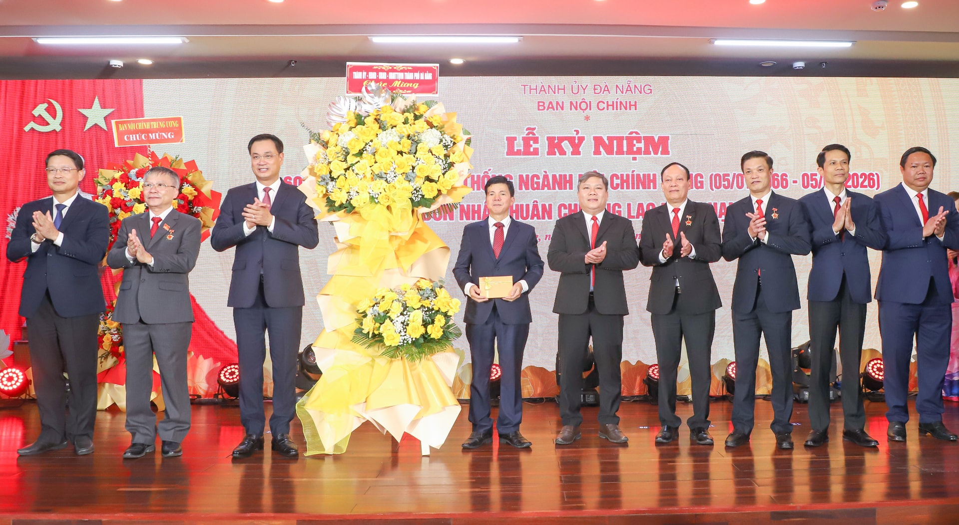 Lãnh đạo Thành ủy tặng hoa chúc mừng Ban Nội chính Thành ủy. Ảnh: NGỌC PHÚ