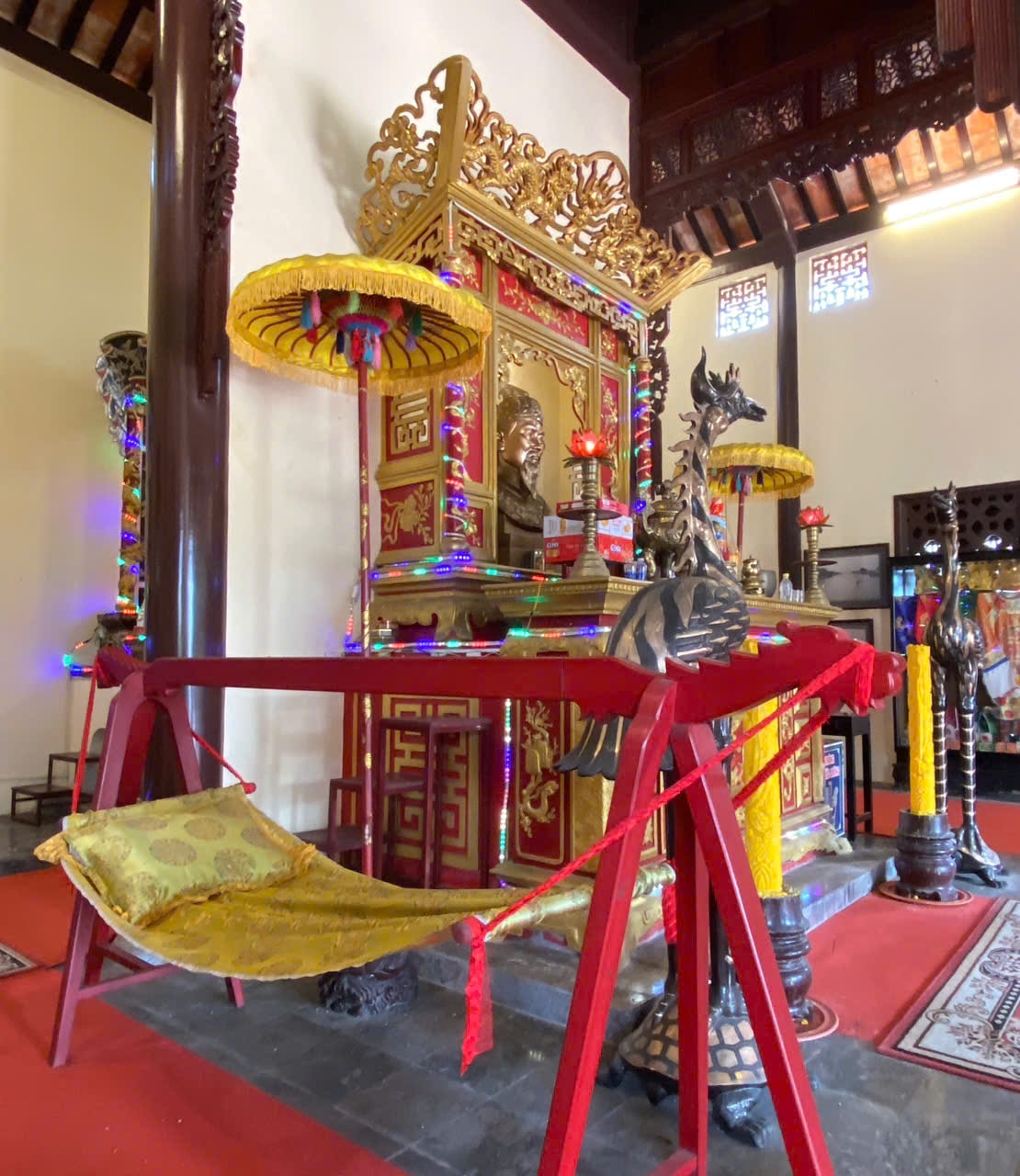 Bên trong gian thờ chính của nhà thờ tiền hiền, với tượng Thoại Ngọc Hầu được tôn trí trang trọng (ẢNH: H.X.H)