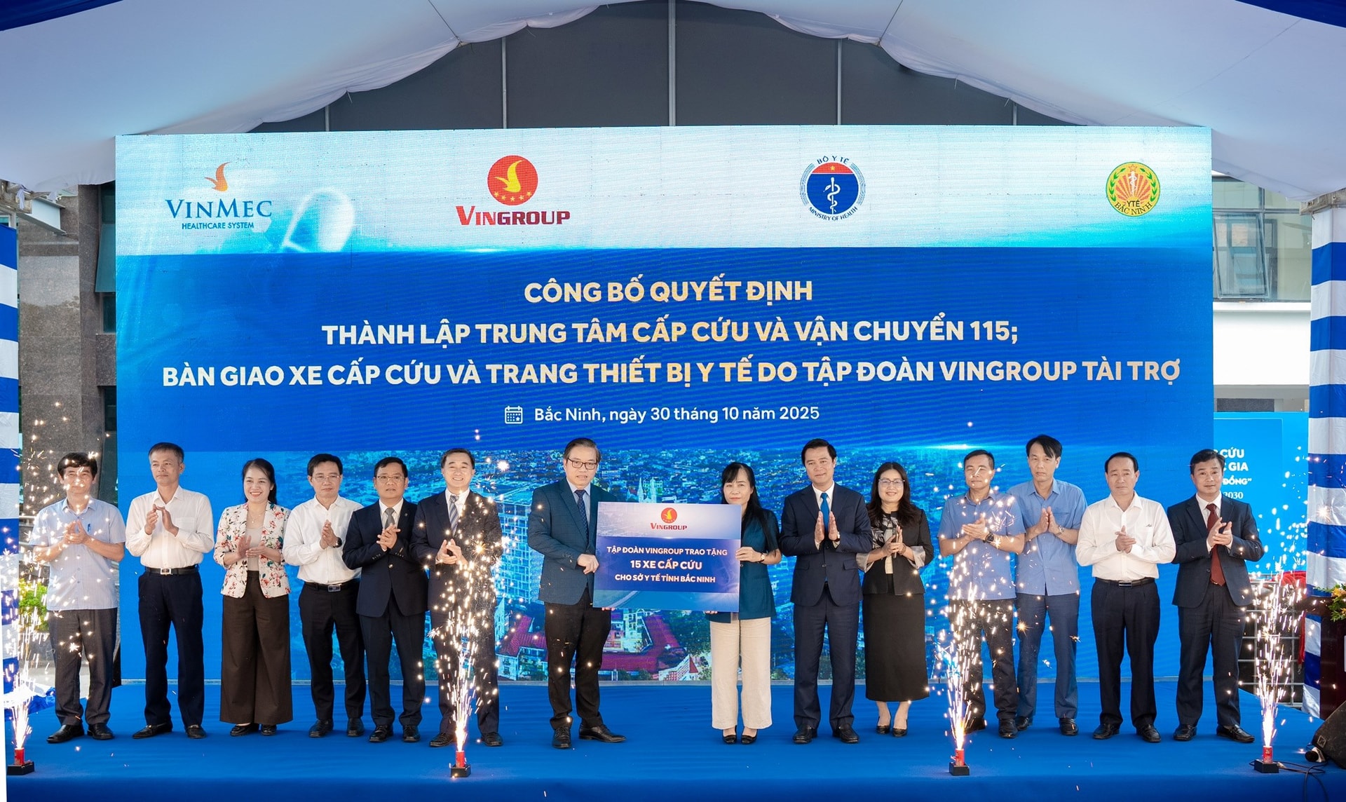 Bên trong xe cấp cứu Vingroup trao tặng.