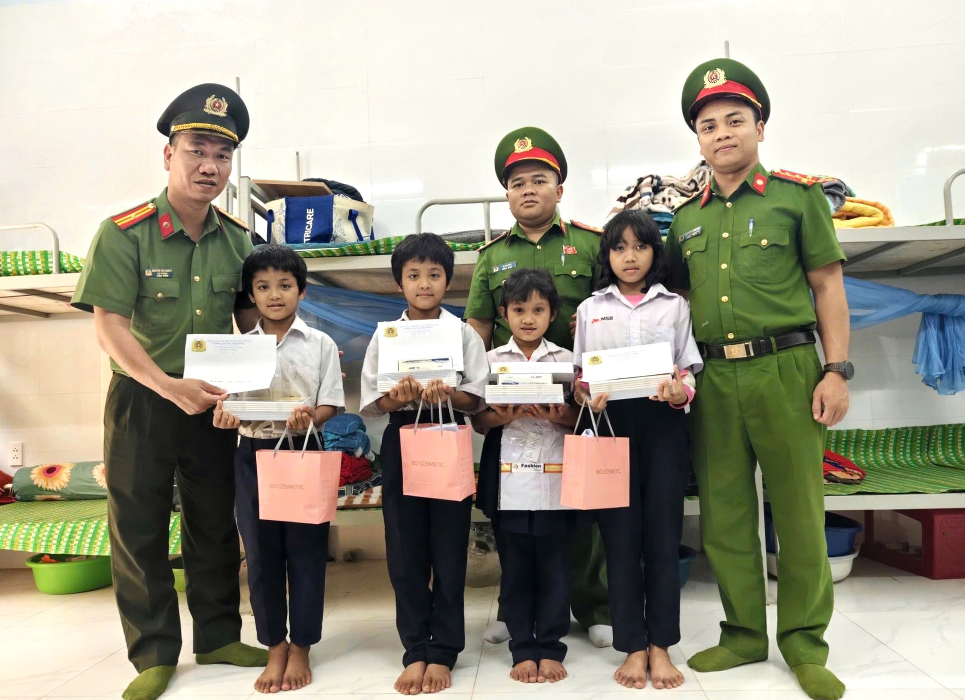 اتحادیه جوانان پلیس کمون AVUONG 2