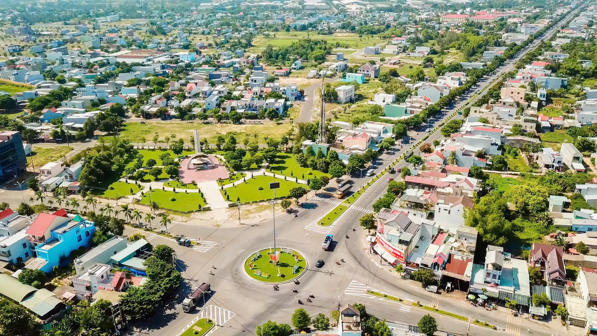 Một góc trung tâm phường Điện Bàn Đông . Ảnh: HOÀNG ĐẠO