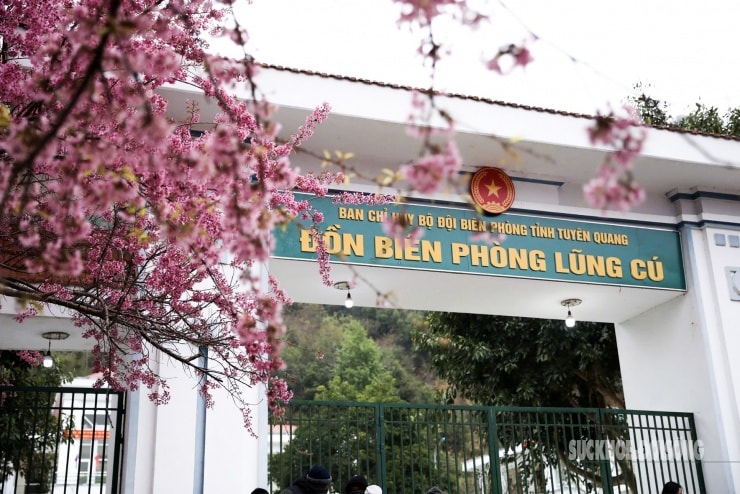 Biển tên Đồn Biên phòng Lũng Cú