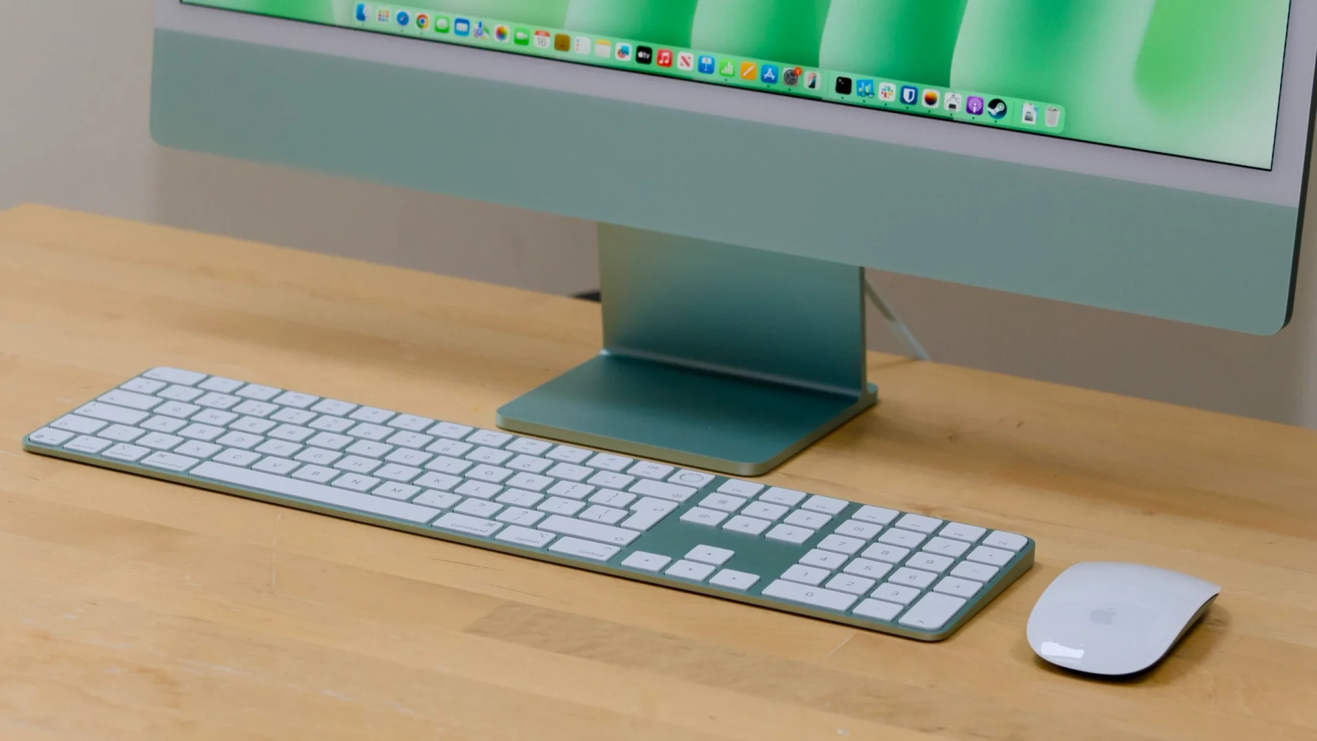 Chuột Magic Mouse và bàn phím Magic Keyboard đi kèm theo máy.