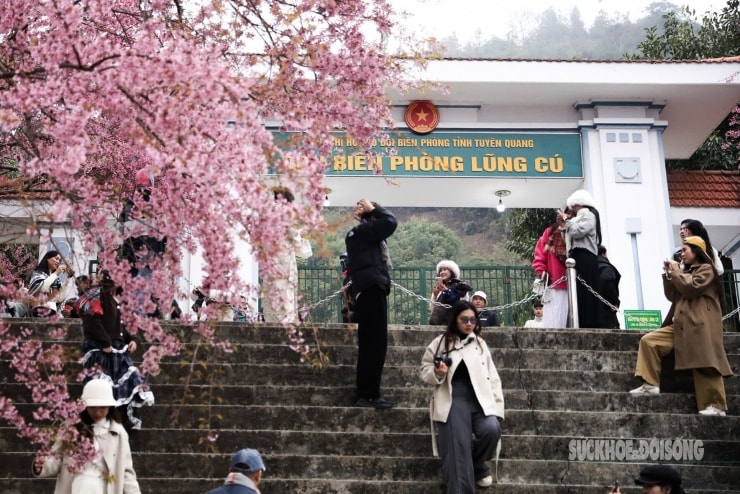 Khu vực bậc thang trước cổng Đồn Biên phòng Lũng Cú đông người check-in.