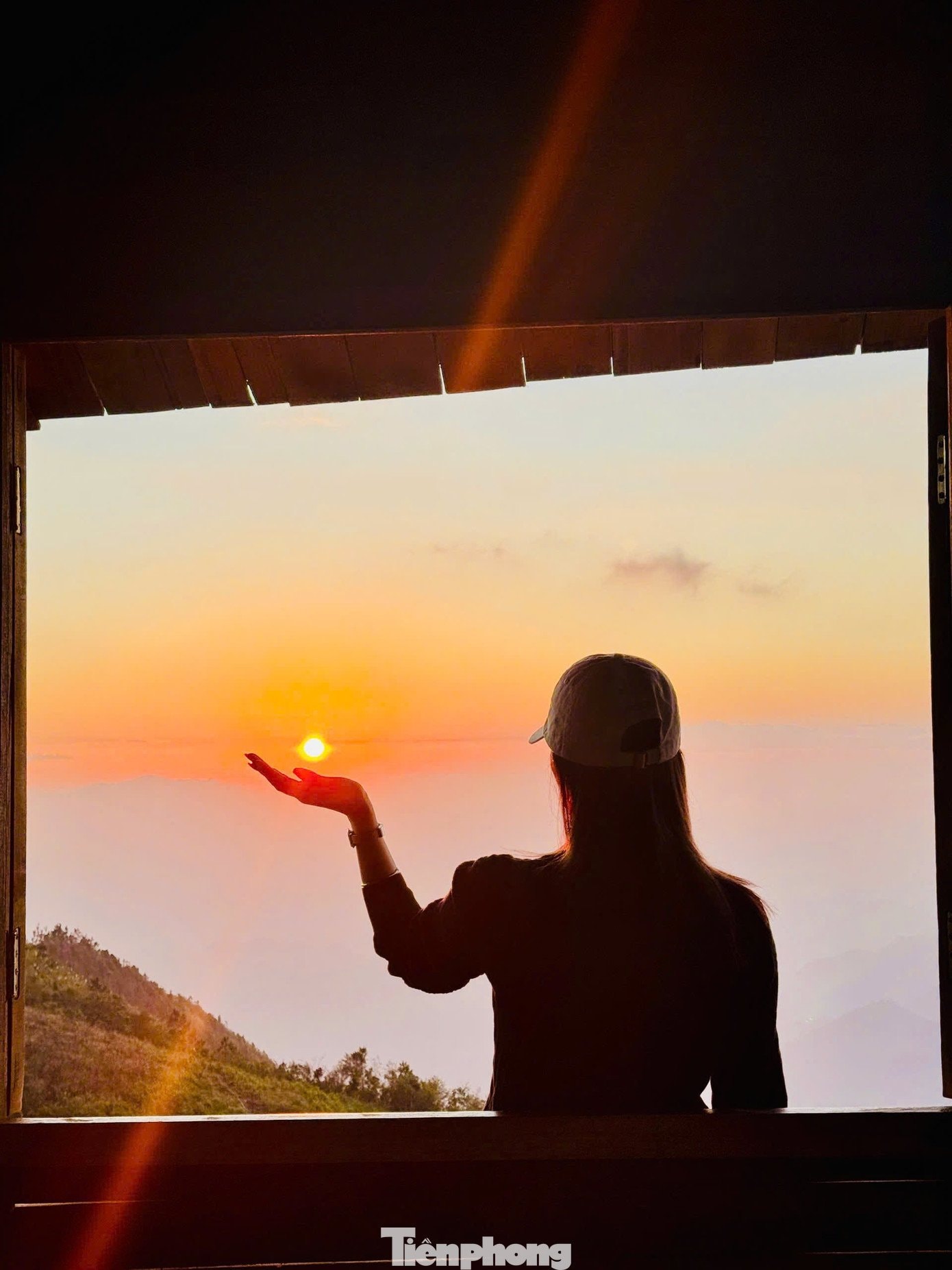 Hoàng hôn rực rỡ trên đỉnh Tà Xùa.