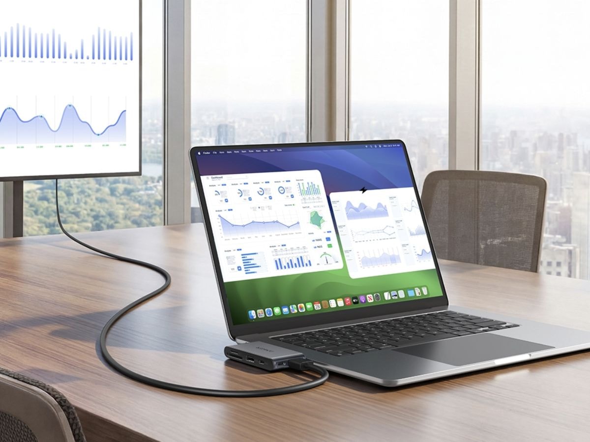 Anker Nano USB-C Hub 6-in-1 đặt cạnh laptop và màn hình
