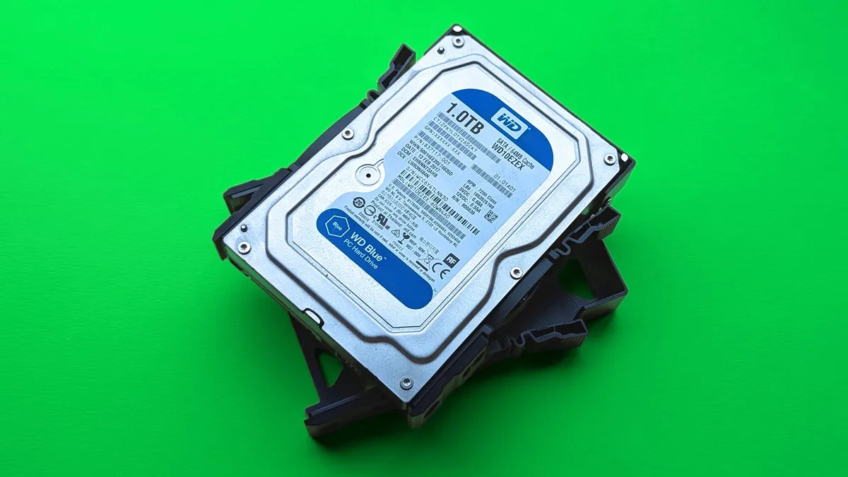 Cận cảnh khay lắp ổ cứng của thiết bị