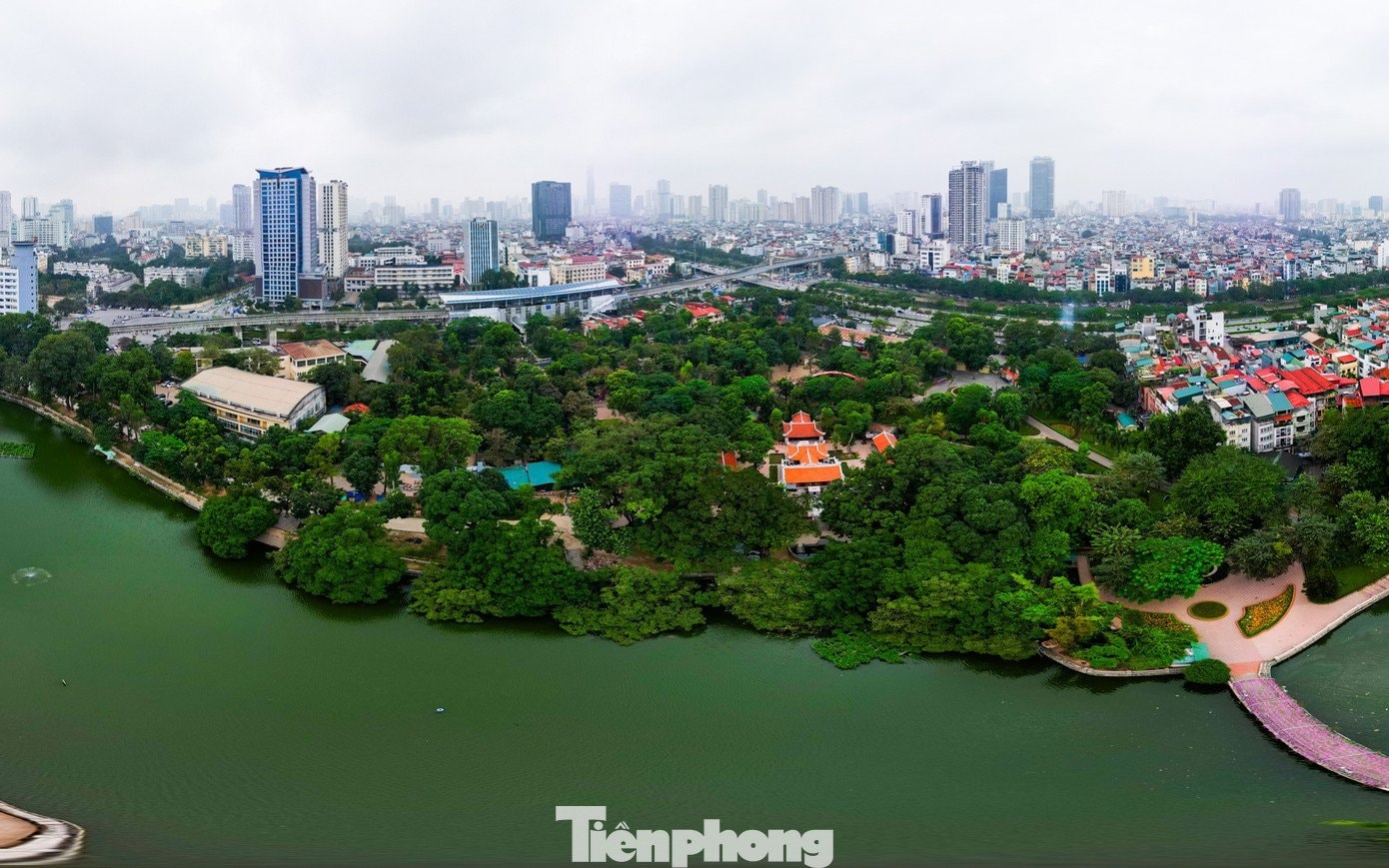 Đền Voi Phục tọa lạc trên gò đất Long Thủ, rợp bóng cây xanh mát quanh năm.
