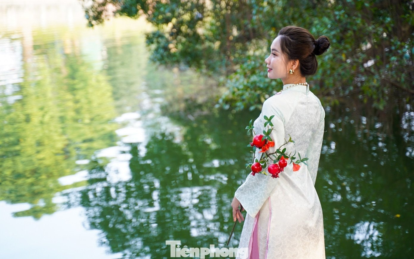 Giới trẻ thả dáng bên mặt nước xanh trong tà áo dài truyền thống.