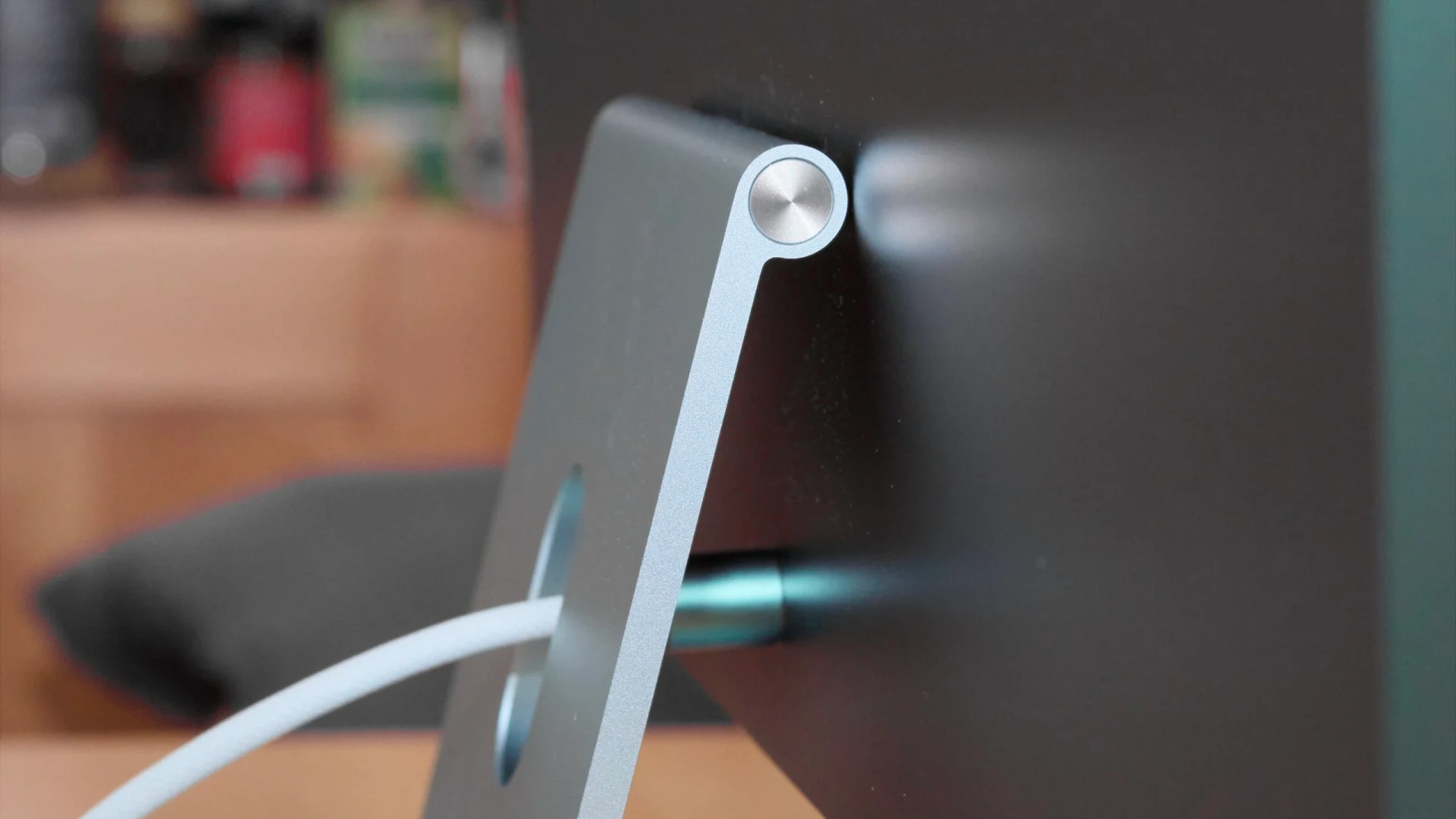 Thiết kế mỏng ấn tượng của iMac M4 nhìn từ góc nghiêng.