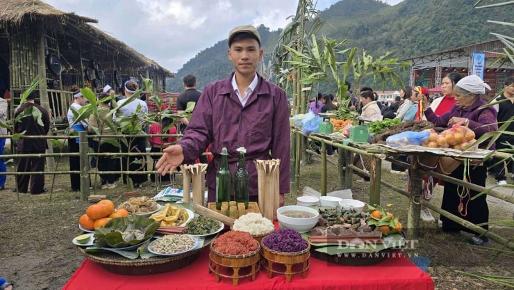 Anh Đinh Văn Doanh giới thiệu mâm cỗ Mường với những món ăn đặc sắc tại Vân Sơn. Ảnh: Thành Dân.