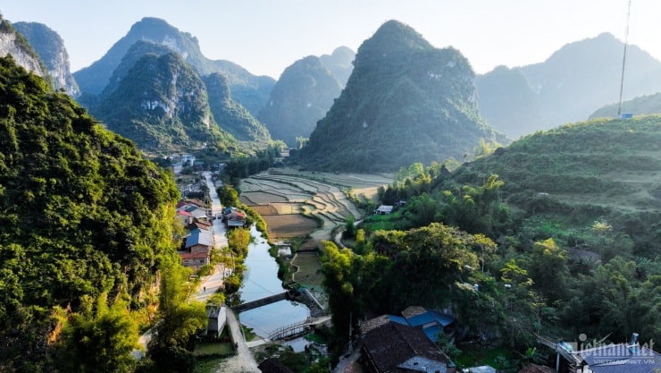 Toàn cảnh làng cổ Khuổi Ky với những mái ngói âm dương đặc trưng