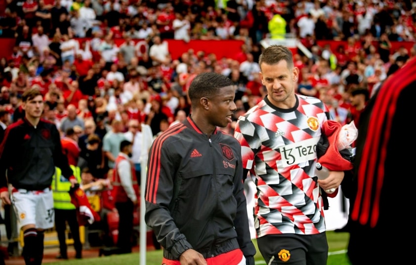 Thủ môn Tom Heaton và hậu vệ Tyrell Malacia tập luyện