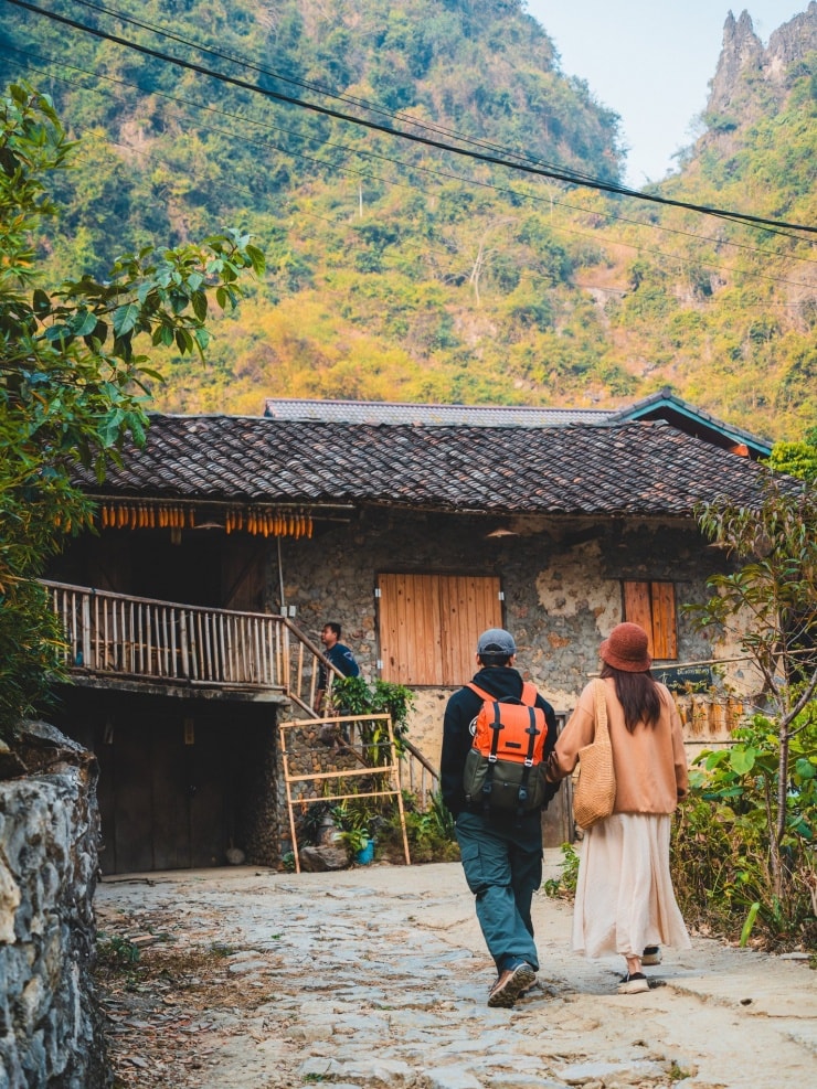 Không gian nhà sàn đá cổ kính được tận dụng làm homestay đón khách