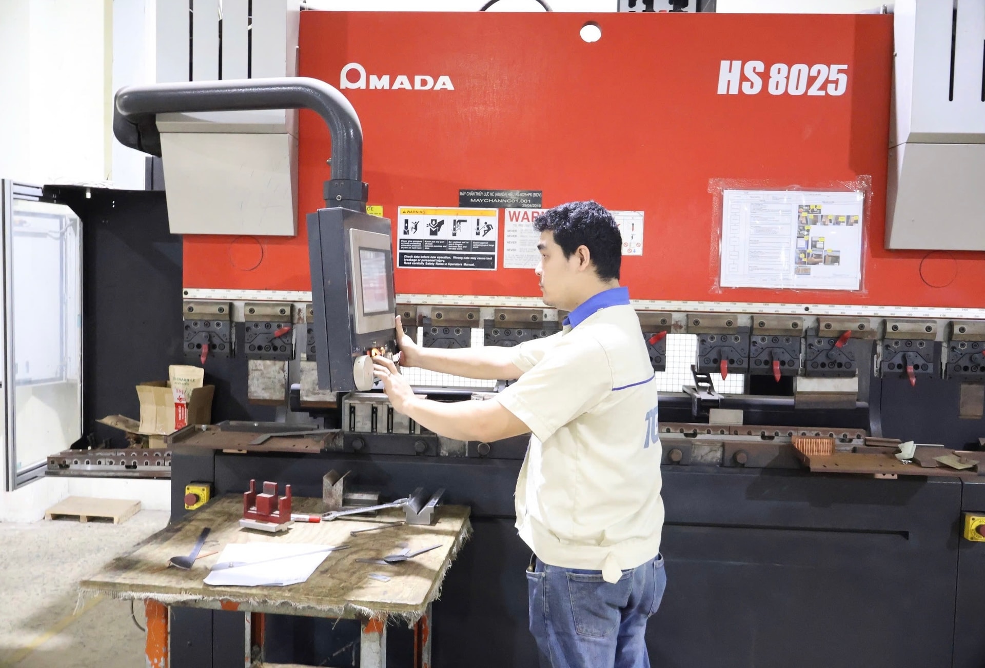 Hoạt động sản xuất tại Công ty CP Điện Trường Giang. Ảnh: MAI QUẾ