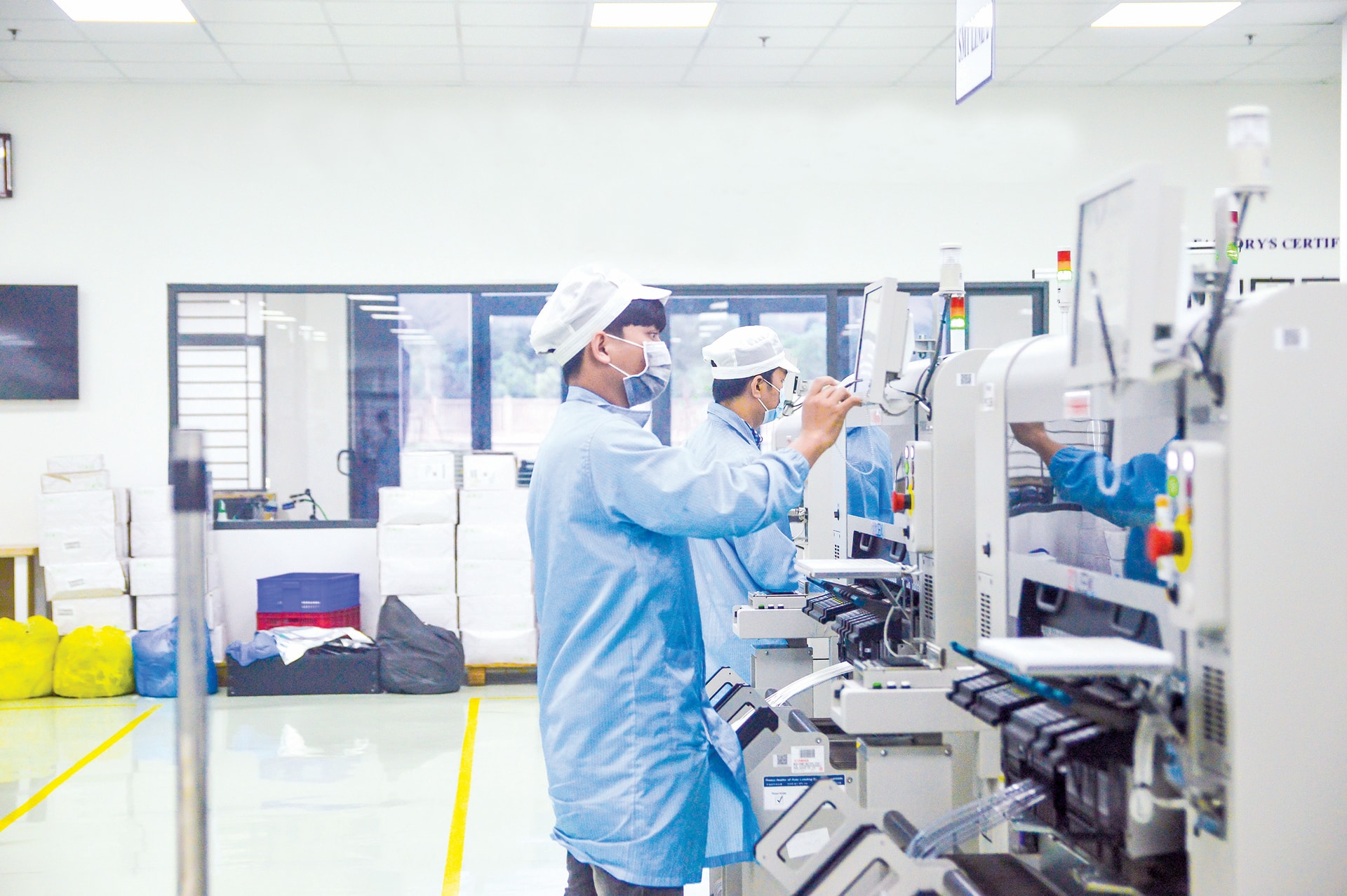 Hoạt động sản xuất tại Nhà máy Trung Nam EMS Đà Nẵng (Khu công nghệ thông tin tập trung Đà Nẵng). Ảnh: XUÂN SƠN