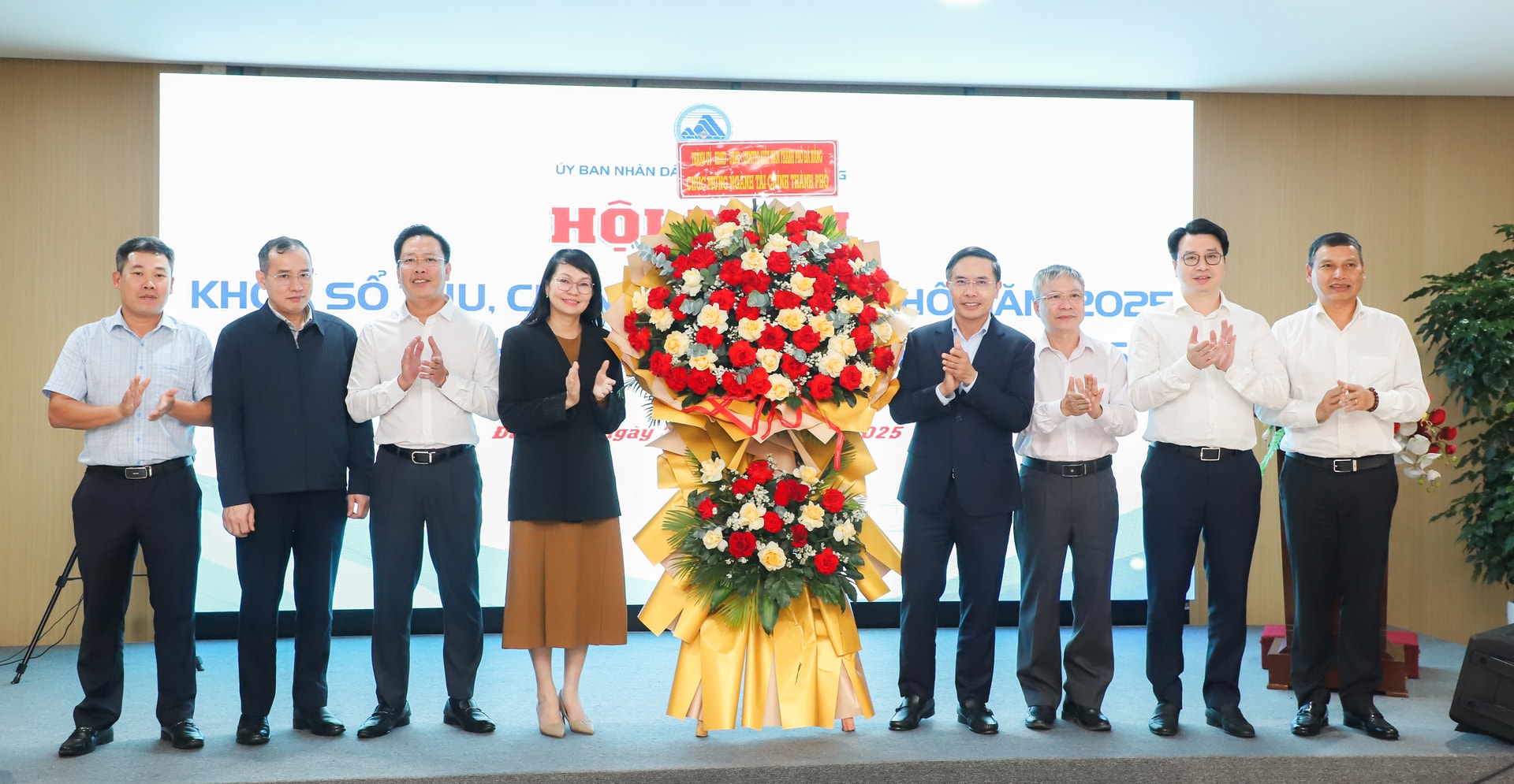 Lãnh đạo thành phố tặng hoa chúc mừng những kết quả nổi bật của ngành tài chính thành phố. Ảnh: NGỌC PHÚ