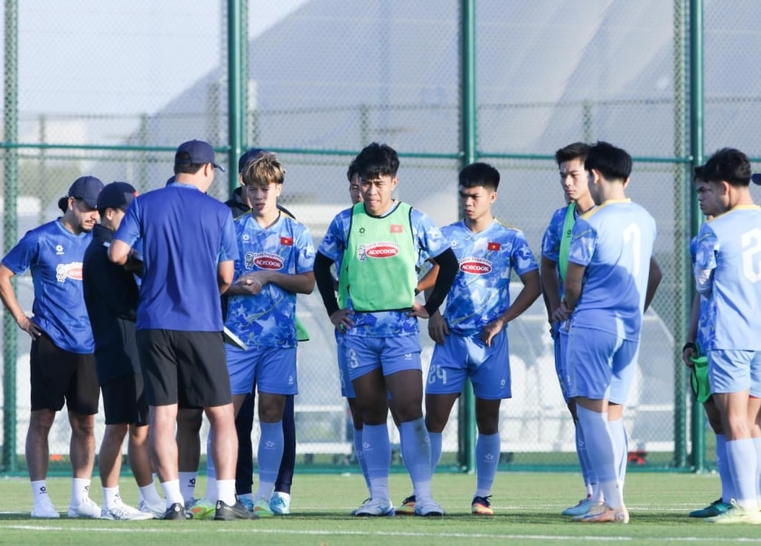 HLV Kim Sang Sik quan sát các học trò tập luyện