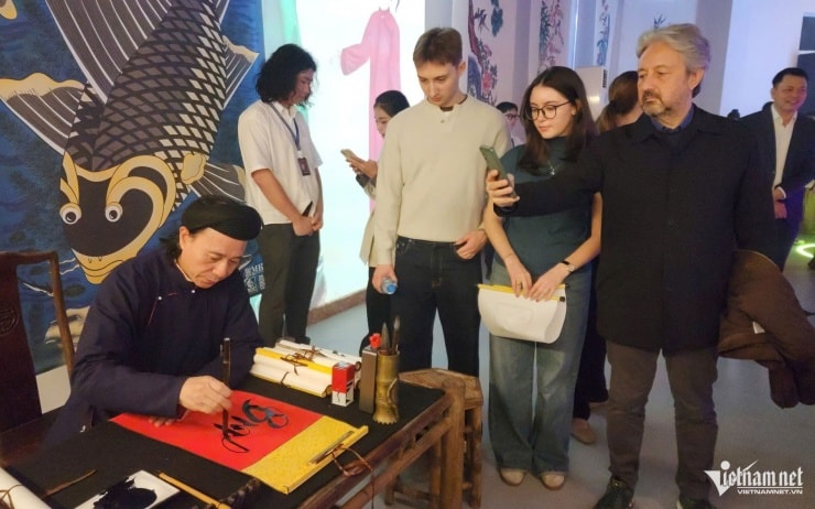 Khách quốc tế trải nghiệm không gian tranh dân gian Hàng Trống.
